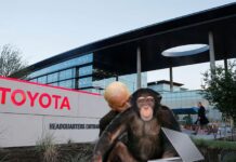 In a comparison of 2023 Toyota Highlander vs 2023 Honda Pilot, Biden sniffs chimpanzee.